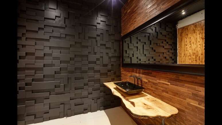 35. Banheiro sofisticado conta com placa de gesso 3D em tom preto. Fonte: Pinterest