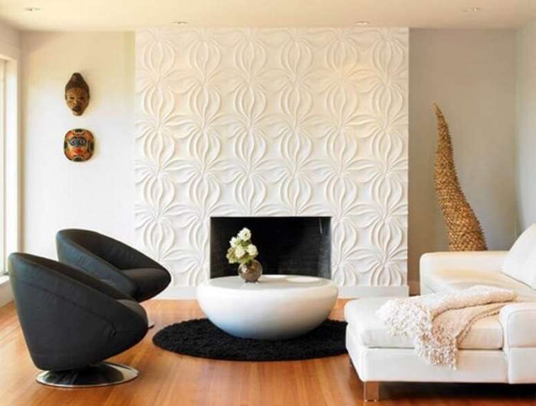 70. Sala de estar com lareira revestida em placa de gesso 3D. Fonte: Pinterest