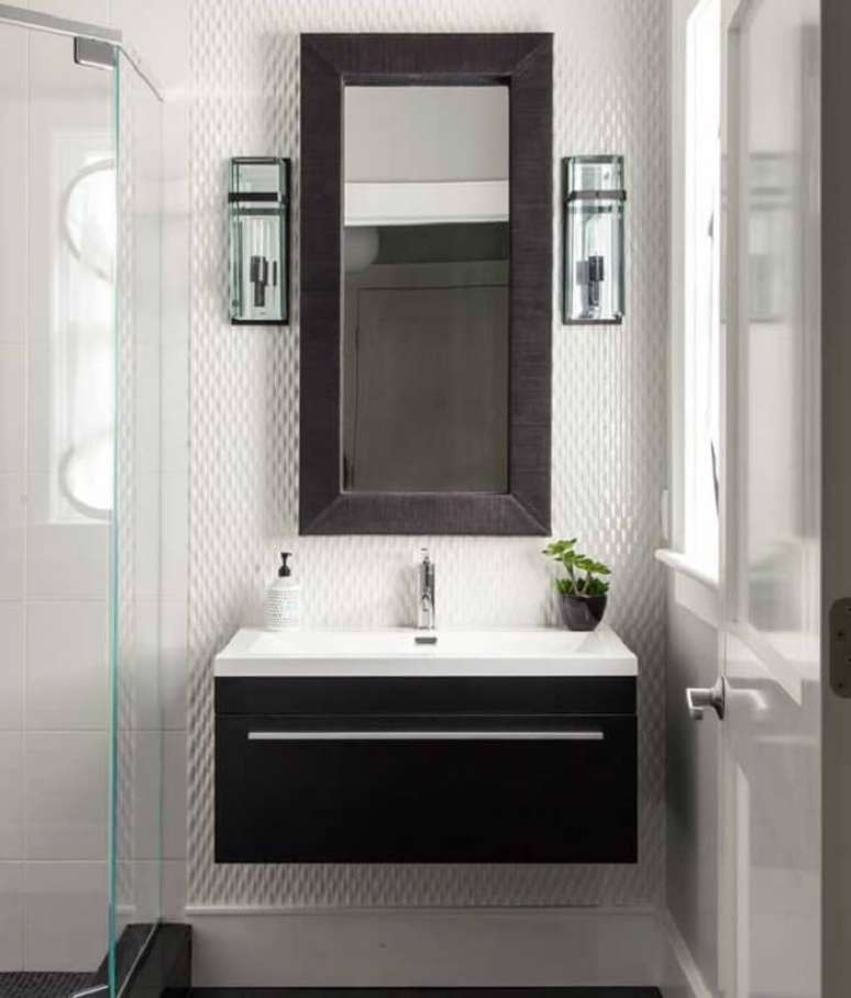 34. Banheiro compacto com parede revestida com placa de gesso 3D. Fonte: Pinterest