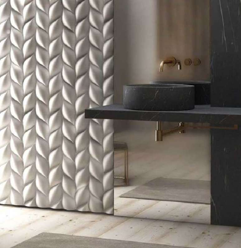 27. A placa de gesso 3D trouxe delicadeza para a &aacute;rea do banheiro. Fonte: Pinterest