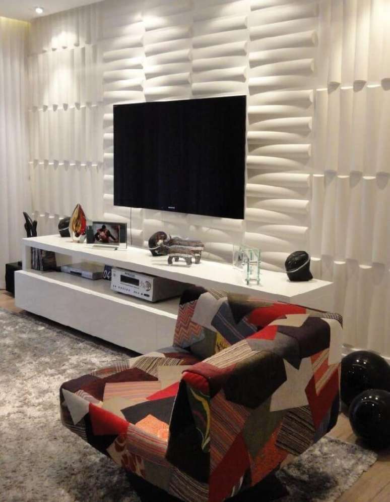 29. A placa de gesso 3D trouxe textura para a decoração da sala de estar. Fonte: Pinterest