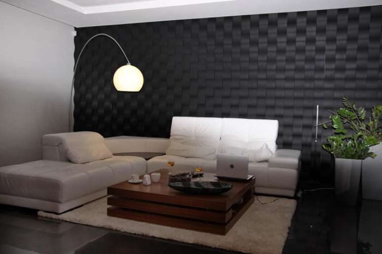 47. Mescle o branco dos móveis com a parede feito com placa de gesso 3D em tom preto. Fonte: Pinterest