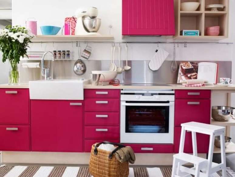 4. Use o armário de cozinha fúcsia para alegrar o ambiente – Por: Decore Certo
