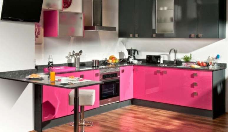 15. Armário de cozinha rosa fúcsia com bancada preta – Por: Decor Fácil