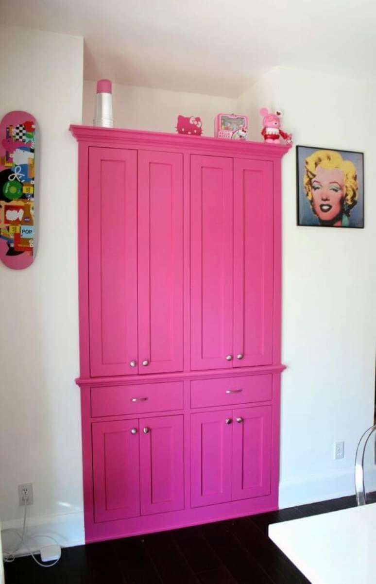 16. O armário rosa fúcsia destaca a decoração – Por: Jessana Costa