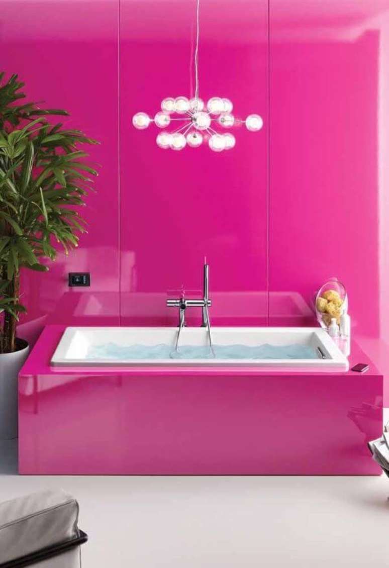 18. A banheiro com parede na cor fúcsia – Por: Decor fácil
