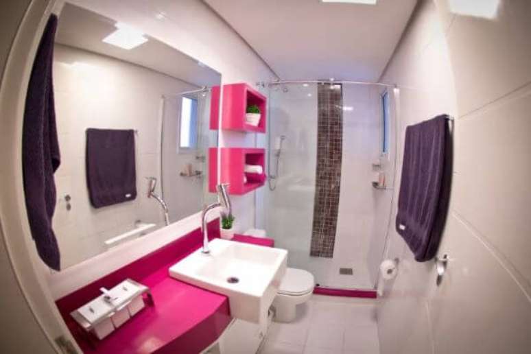 19. Banheiro com detalhes em rosa fúcsia e roxo – Por: Press Form