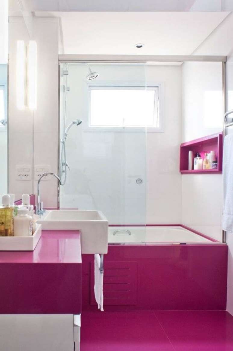 20. Banheiro com nicho e bancada rosa fúcsia – Por: Pinterest