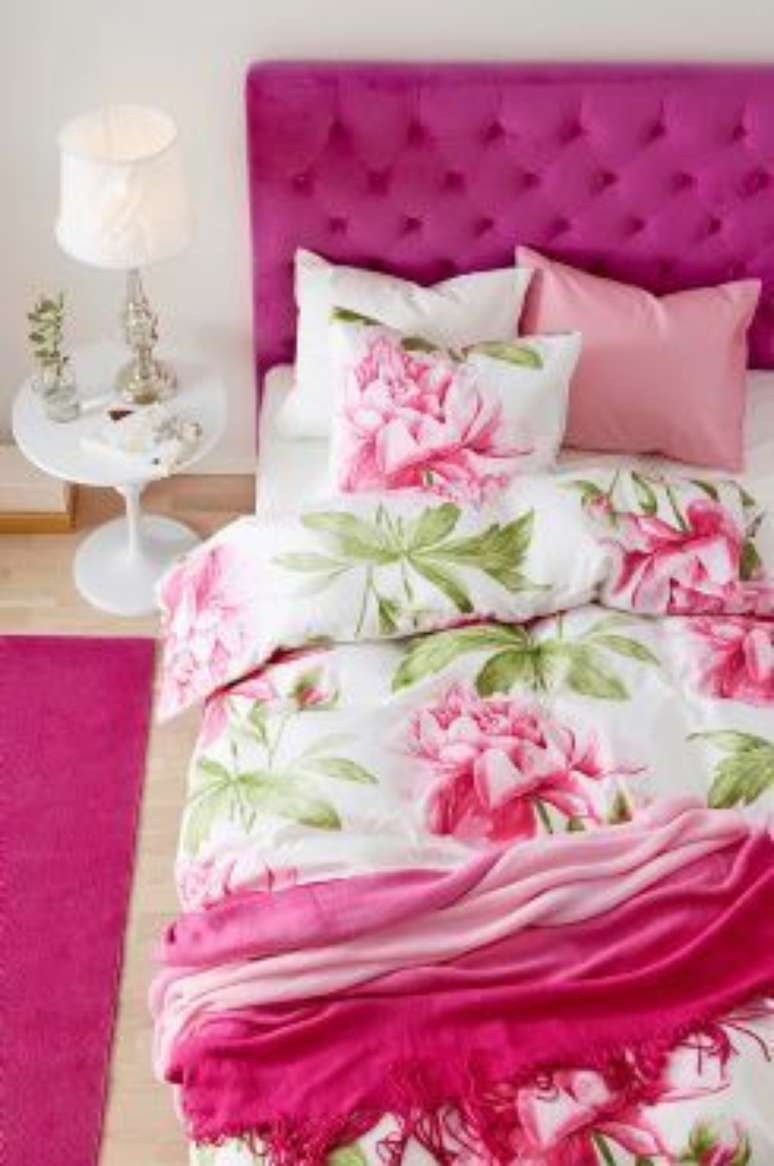 12. Cabeceira fúcsia para combinar com o quarto rosa – Por: Pinterest
