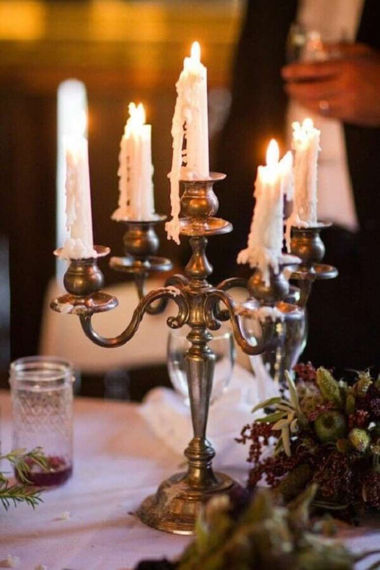 9. Castiçais e candelabros são peças lindas e bem semelhantes – Foto: Happy at Home