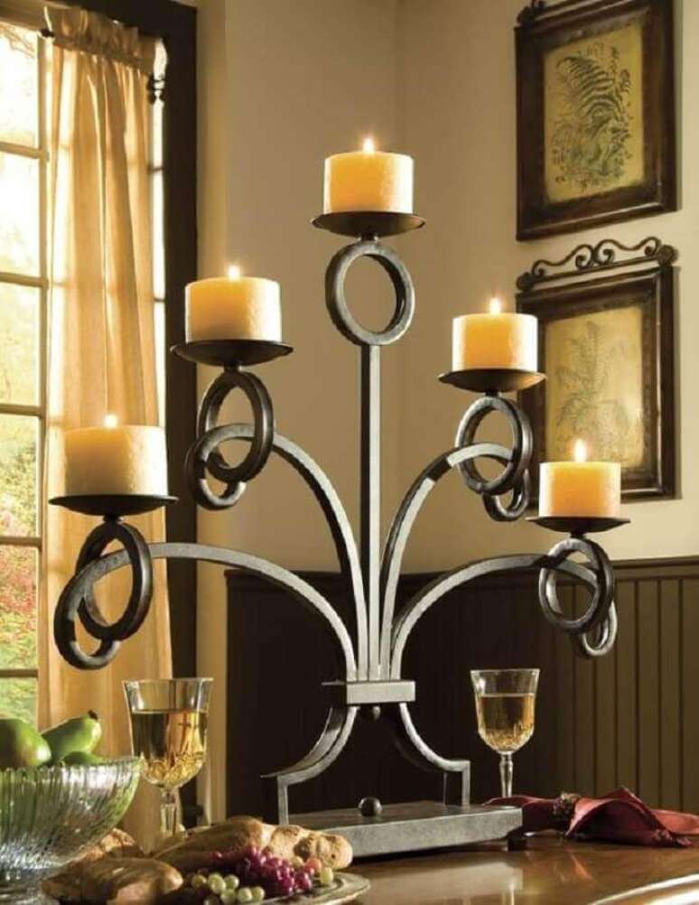 10. Decoração com castiçal de ferro candelabro – Foto: Pinterest