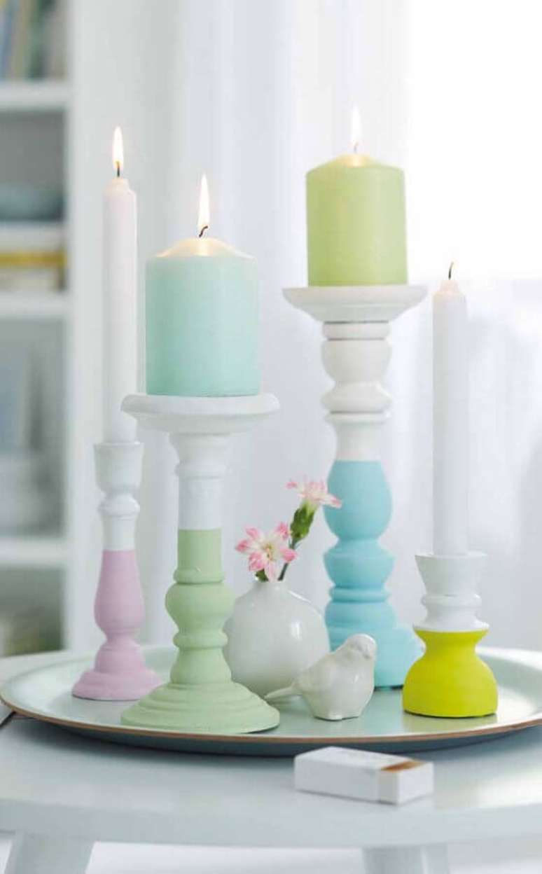 15. Decora&ccedil;&atilde;o clean com casti&ccedil;al de madeira pintado colorido &ndash; Foto: Pinterest