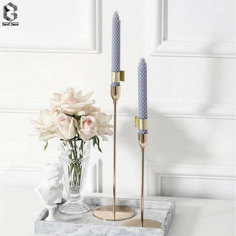 19. Decora&ccedil;&atilde;o clean com casti&ccedil;al dourado com design minimalista e vela cinza &ndash; Foto: ZeroC Decor