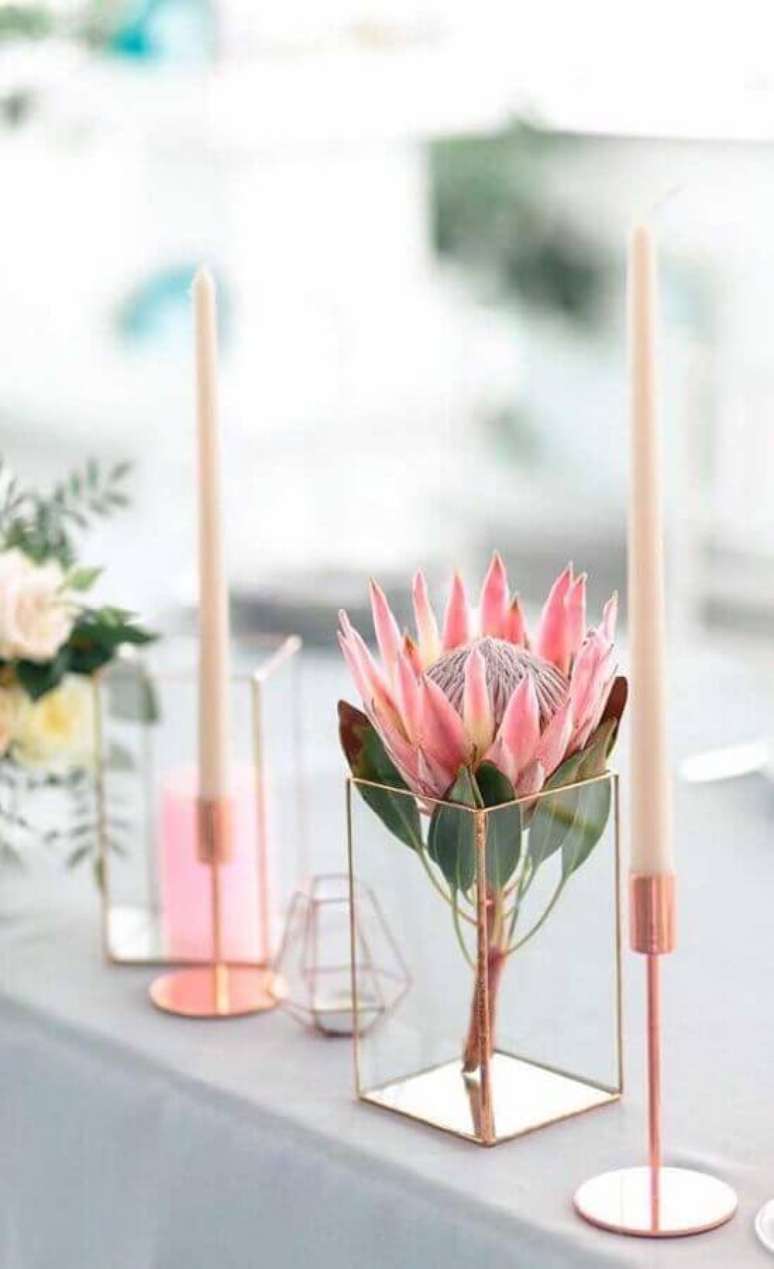 21. Decoração rose gold com castiçal para vela – Foto: BuyMa