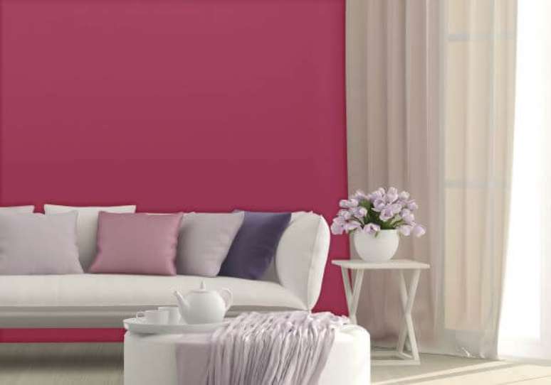 25. A cor fucsia combina com o sofá branco e almofadas roxa – Por: Cláudia