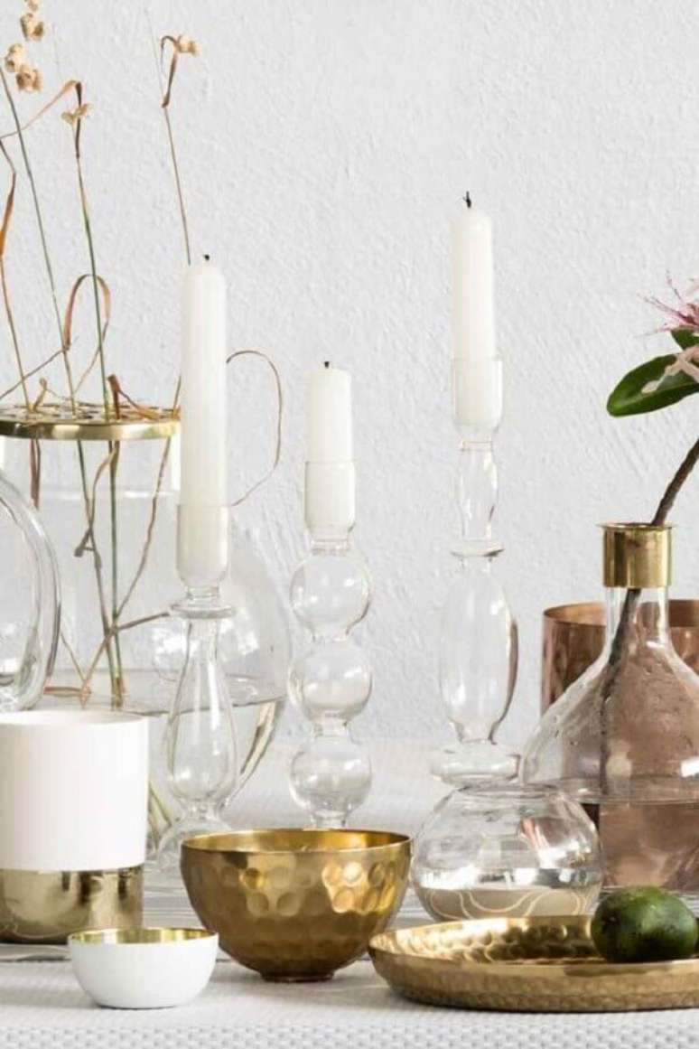 23. Decoração clean com castiçal de vidro e detalhes em dourado – Foto: H&M