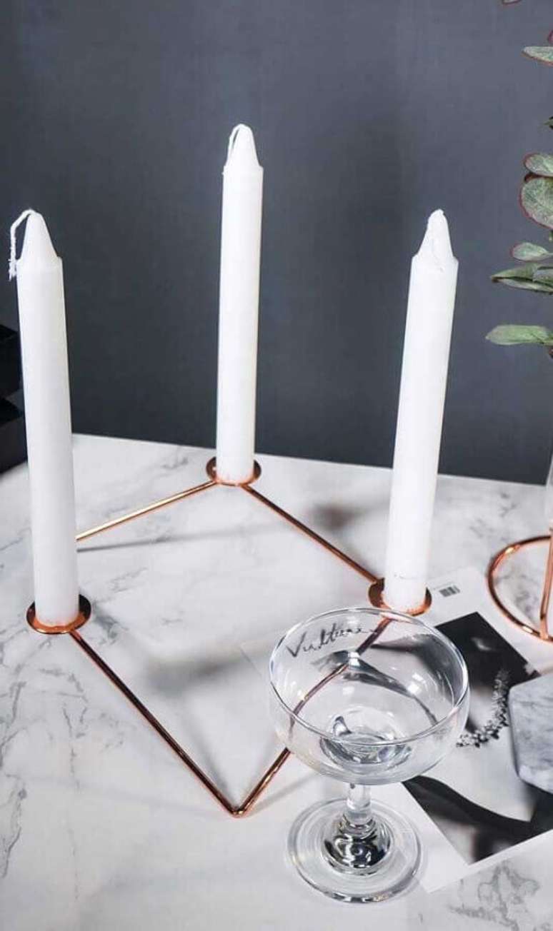 30. Decoração com castiçal para vela com acabamento em rose gold – Foto: Pinterest