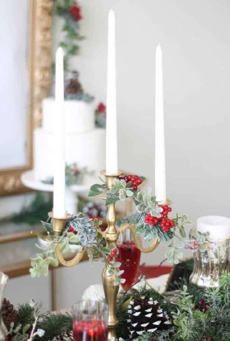 33. Decoração de natal com castiçal dourado candelabro – Foto: Pinterest