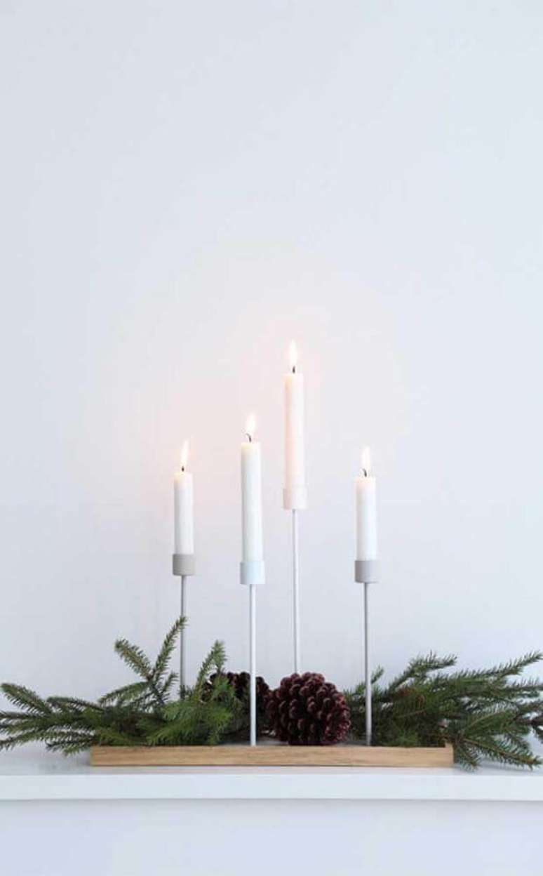 34. Decora&ccedil;&atilde;o natalina com casti&ccedil;al de vela com design minimalista branco &ndash; Foto: BuyMa