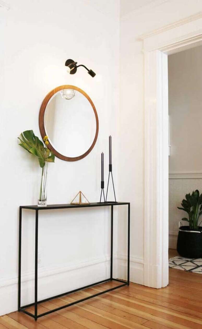 6. Decora&ccedil;&atilde;o moderna e minimalista para aparador com casti&ccedil;al de vela preto com design clean &ndash; Foto: Pinosy