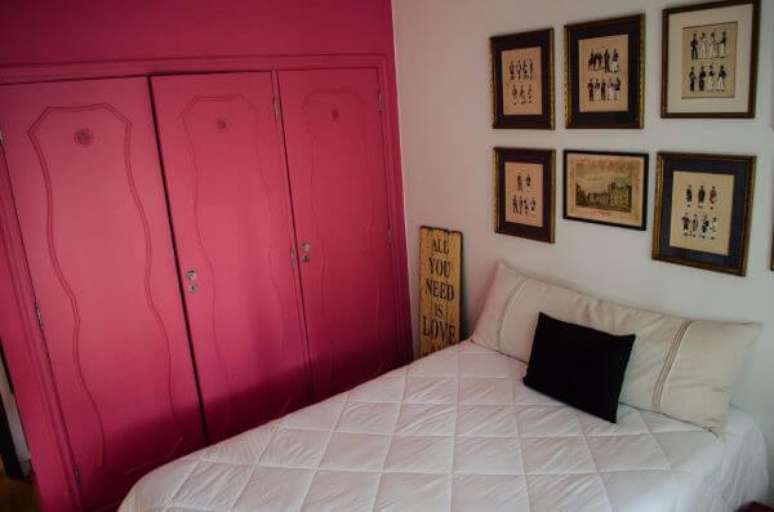 32. Decoração de quarto de casal com armário vintage e rosa fúcsia – Por: Adriana Fornazari