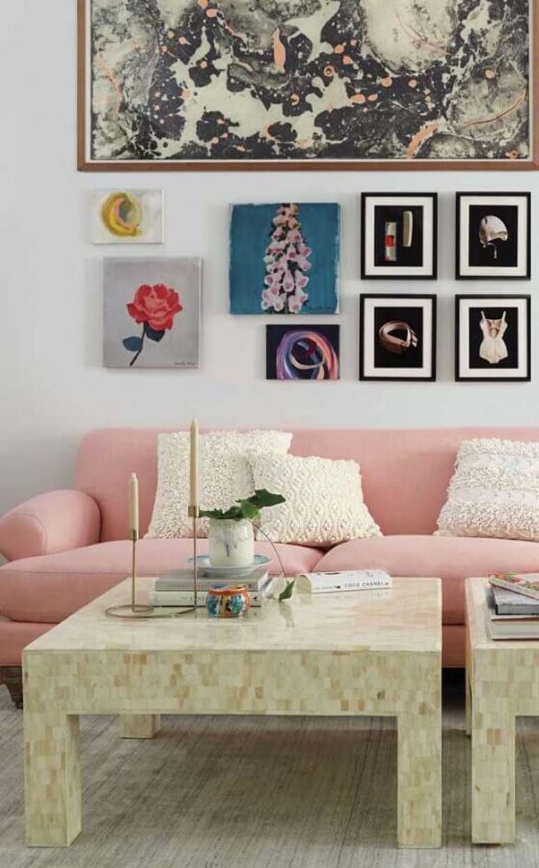 40. Decora&ccedil;&atilde;o para sala de estar com sof&aacute; rosa e casti&ccedil;al dourado moderno &ndash; Foto: Anthropologie