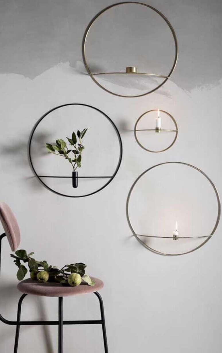 52. Decoração moderna com castiçal de vela na parede – Foto: BuyMa