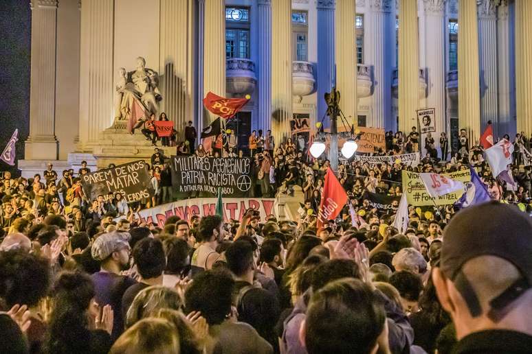 Manifestantes se reúnem durante o ato &#034;Por Agatha, dizemos: Parem de nos Matar!&#034;, em frente à Assemblia Legislativa do Rio de Janeiro.