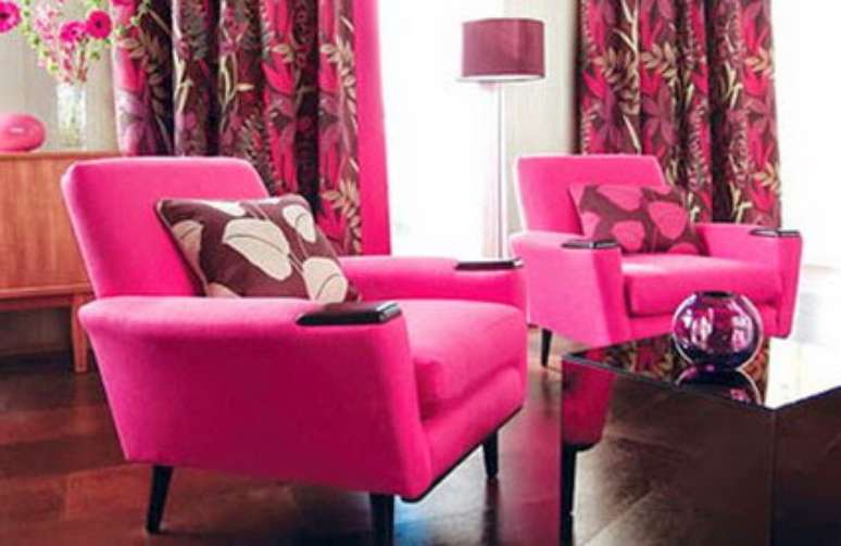 44. A poltrona cor fúcsia é linda para sala de estar – Por: Pinterest