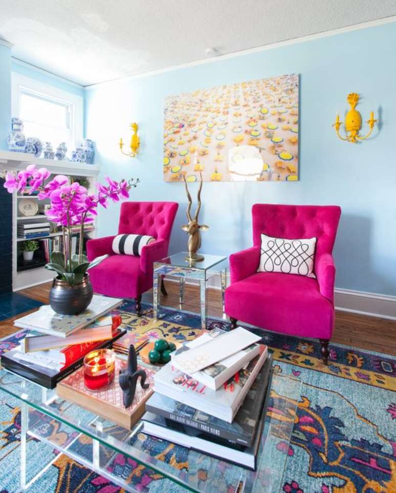 10. Poltrona rosa fúcsia na sala azul – Por: Pinterest