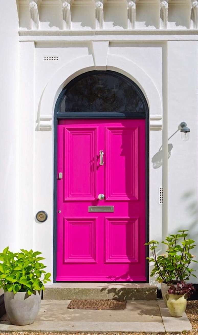 46. A porta de casa na cor fúcsia destaca o ambiente – Por: Cobalt
