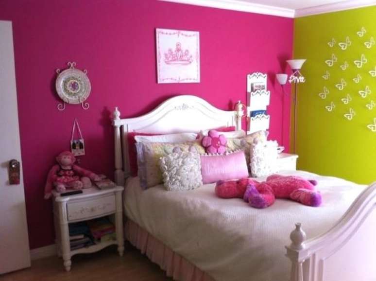 49. Quarto com parede rosa fúcsia e verde com móveis brancos – Por: Turistite