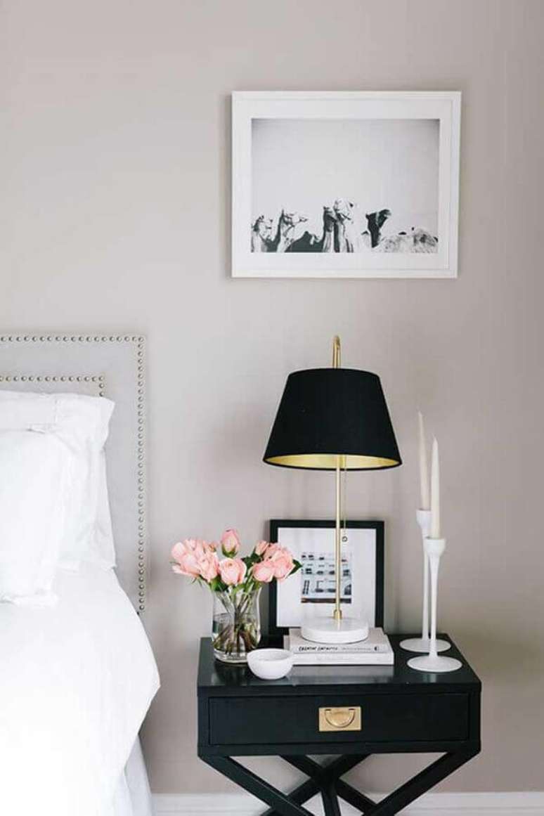 55. Quarto decorado com criado mudo preto e casti&ccedil;al de vela com design minimalista &ndash; Foto: The Everygirl