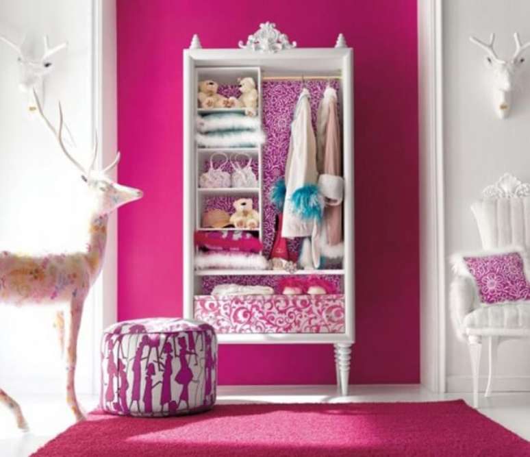 51. O quarto fashion na cor rosa fúcsia é perfeito para quarto de meninas – Por: Pinterest