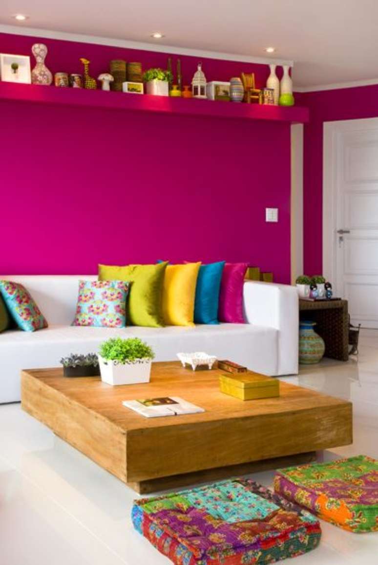 54. Sala colorida com parede rosa f&uacute;csia &ndash; Por: Pinterest