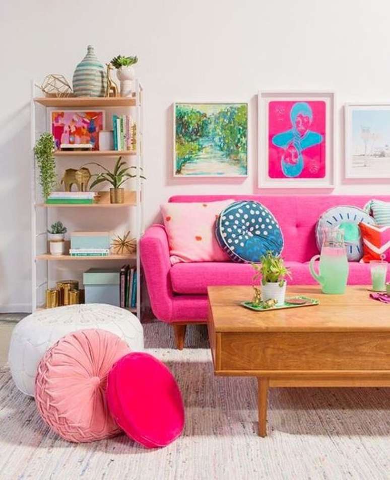 55. Sala colorida com sof&aacute; f&uacute;csia &ndash; Por: Pinterest