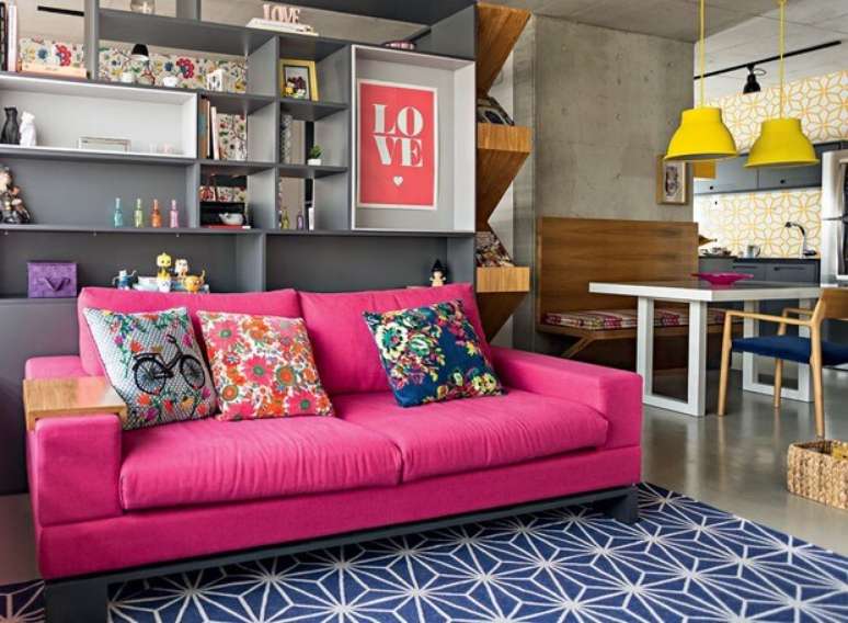 8. Alegre sua sala de estar colorida com o sofá rosa fúcsia – Por: Casa e Jardim
