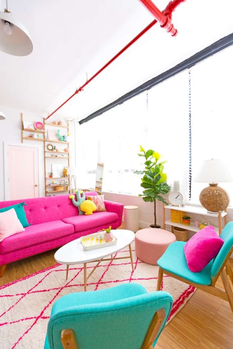 59. A sala de estar colorida com sof&aacute; fucsia e poltronas tiffany &ndash; Por: Pinterest