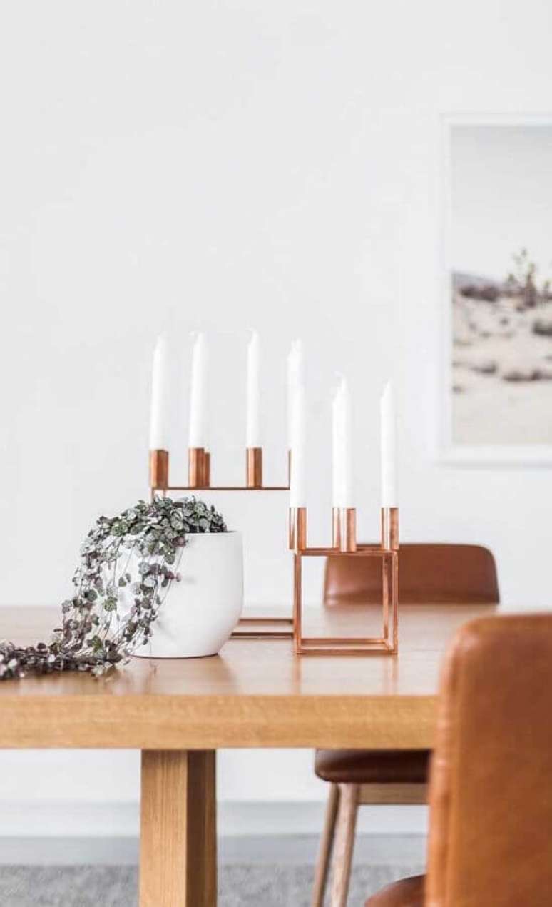 57. Sala de jantar decorada com castiçal para vela com acabamento em rose gold – Foto: Pinterest