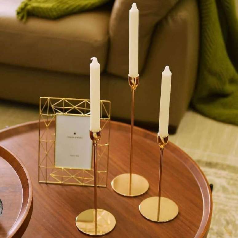 60. Sala de estar decorada com castiçal dourado com design moderno – Foto: AliExpress