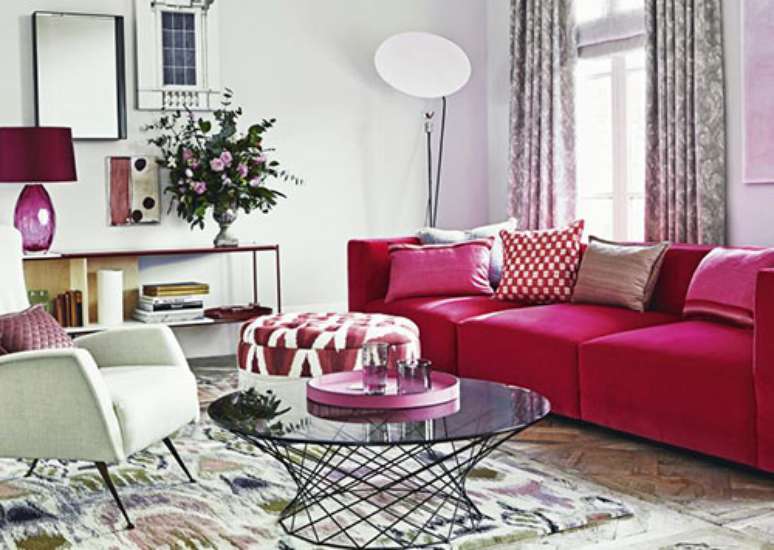 62. A sala clean fica em destaque com o sofá rosa – Por: New Móveis