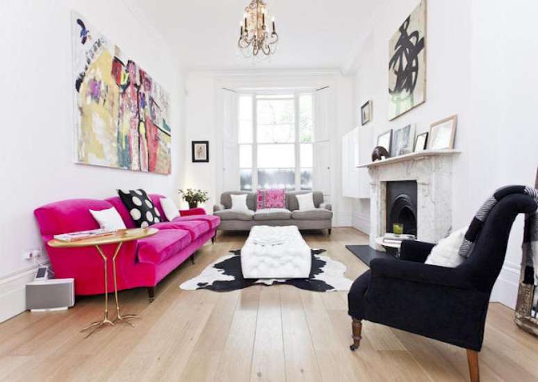 63. A sala em preto e branco ganha destaque com quadros coloridos e sofá fúcsia – Por: Home Interior style
