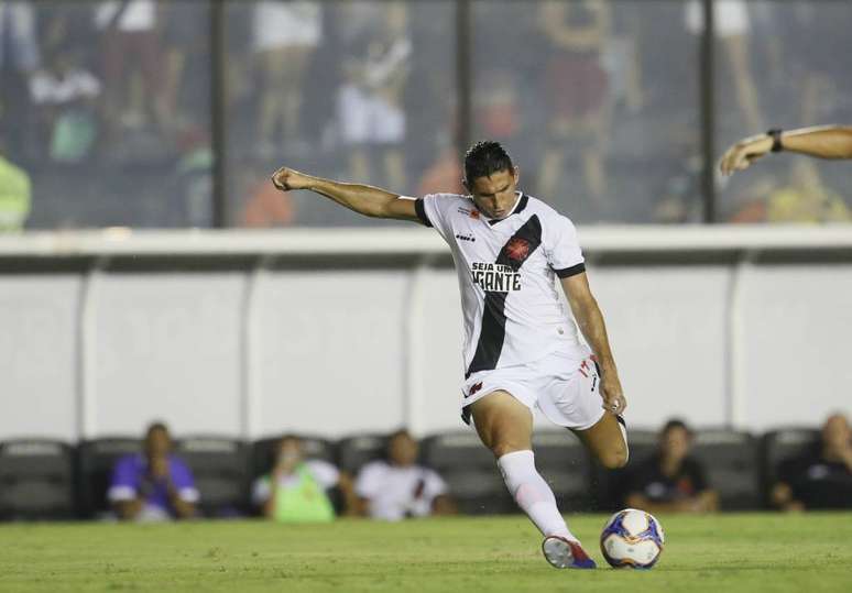 Danilo Barcelos marcou o gol de empate contra o Athletico em cobrança de pênalti (Foto: Rafael Ribeiro/CRVG)
