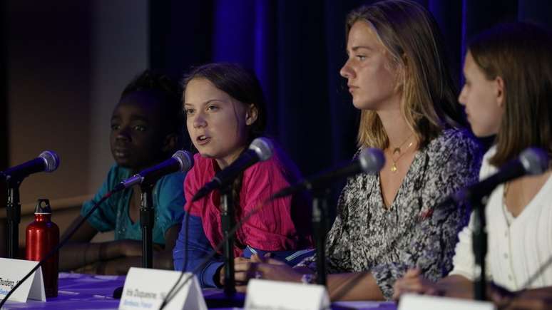 A sueca Greta Thunberg, de 16 anos (de camisa rosa), foi uma das participantes da iniciativa