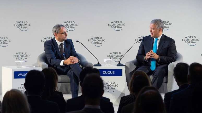 Iván Duque, presidente da Colômbia (à dir.), falou para plateia de investidores e autoridades internacionais