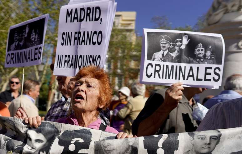 Manifestantes protestam do lado de fora da Suprema Corte da Espanha contra sepultamento de Francisco Franco em catedral de Madri
24/09/2019
REUTERS/Juan Medina