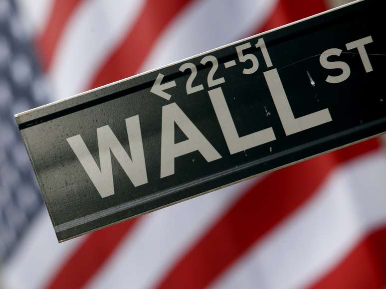 Bandeira dos Estados Unidos atrás de placa sinalizando Wall Street, em Nova York, EUA
10/02/2009
REUTERS/Eric Thayer