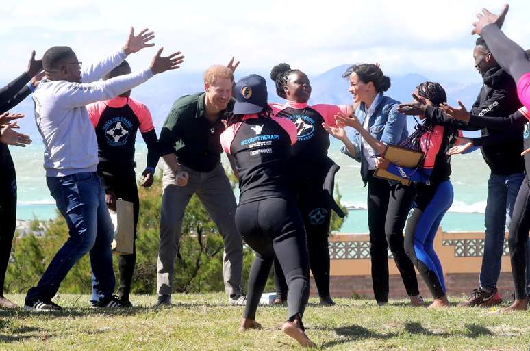 Príncipe Harry e Meghan dançam com integrantes da ONG Waves for Change na praia de Monwabisi, Cidade do Cabo 24/9/2019 Chris Jackson/Pool via REUTERS