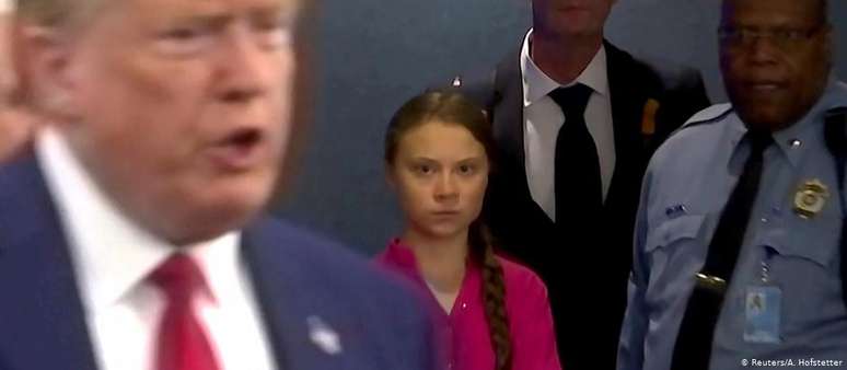 Em encontro casual, Greta Thunberg (c.) fuzilou Trump com o olhar