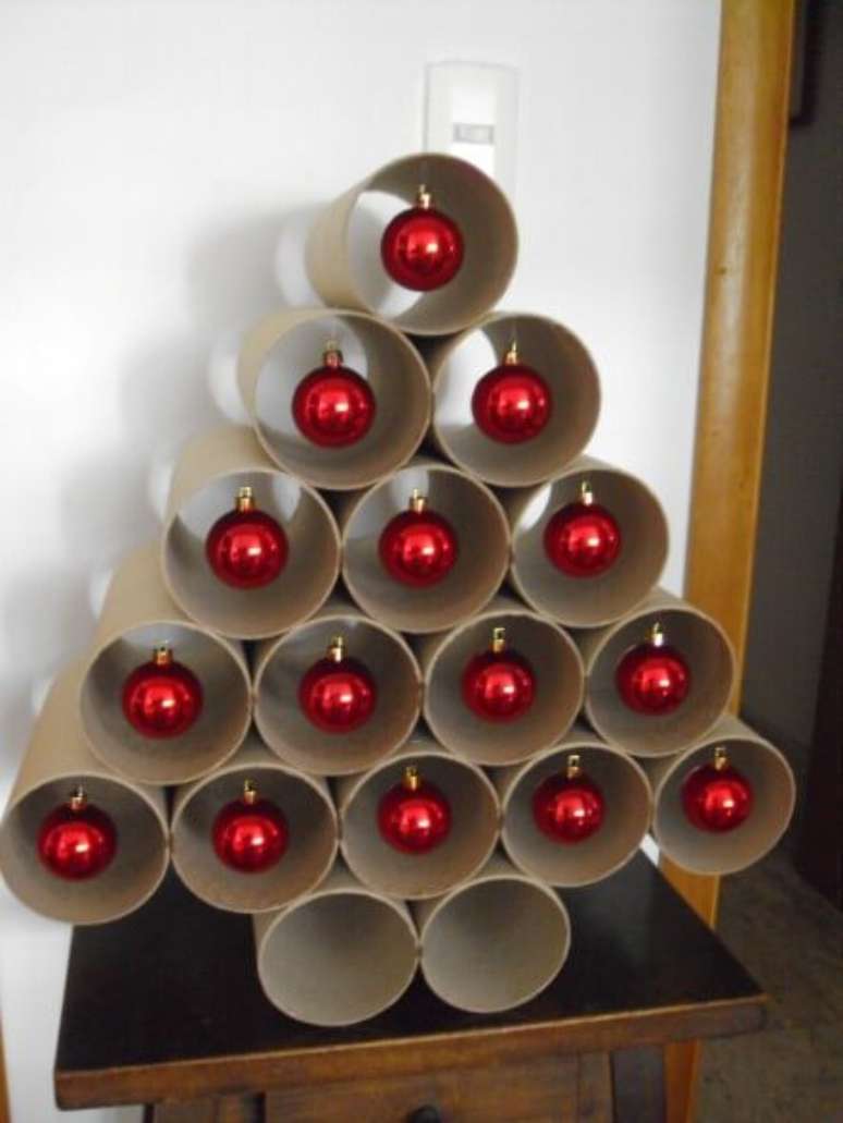 25. Árvore de natal artesanal feita com tubos de papel higiênico e bolinhas vermelhas. Foto de Artesanato Cultura Mix